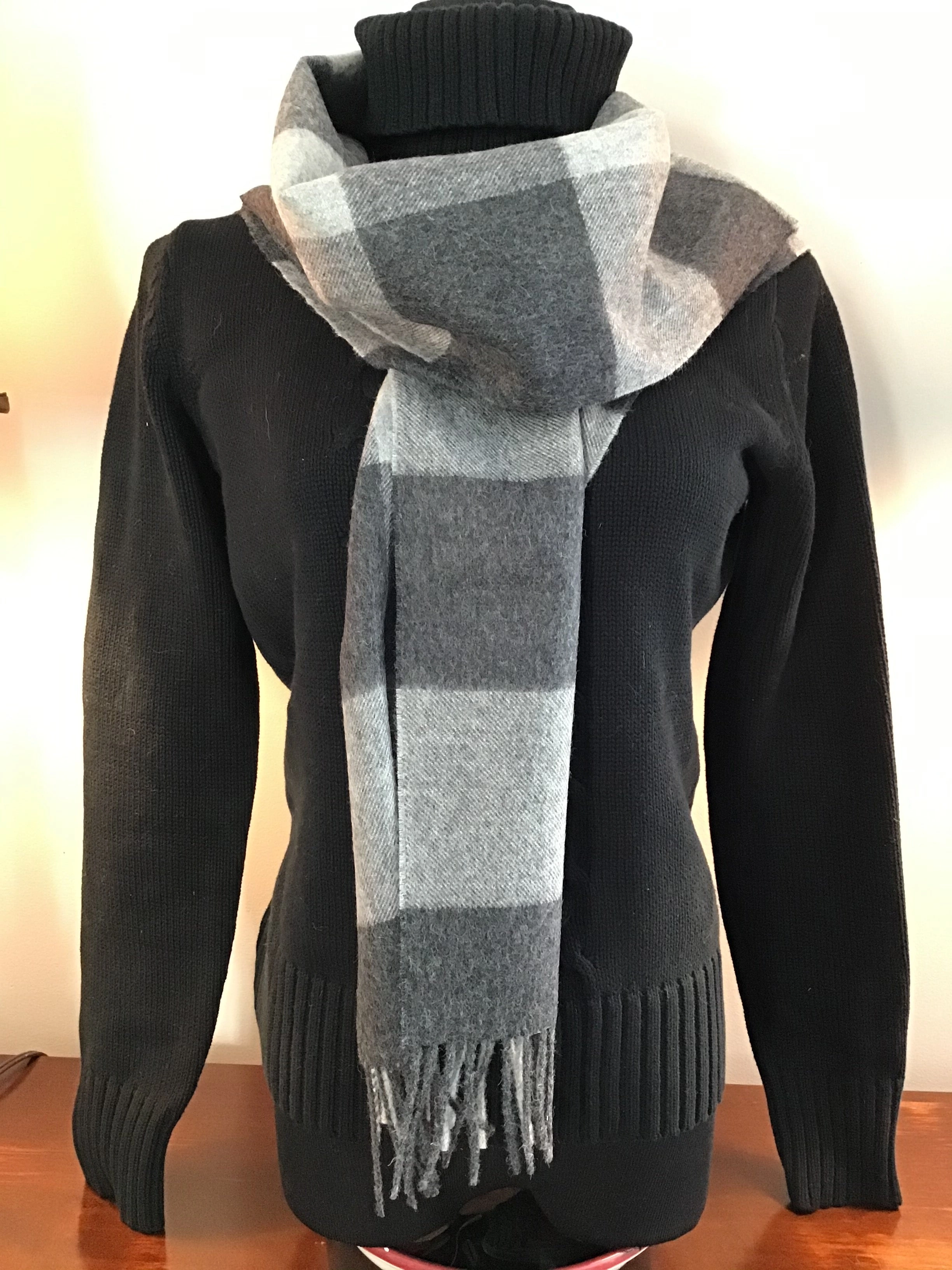 Luxurious Alpaca Scarf: Silky Soft & Warm – Wrap Yourself in Comfort.