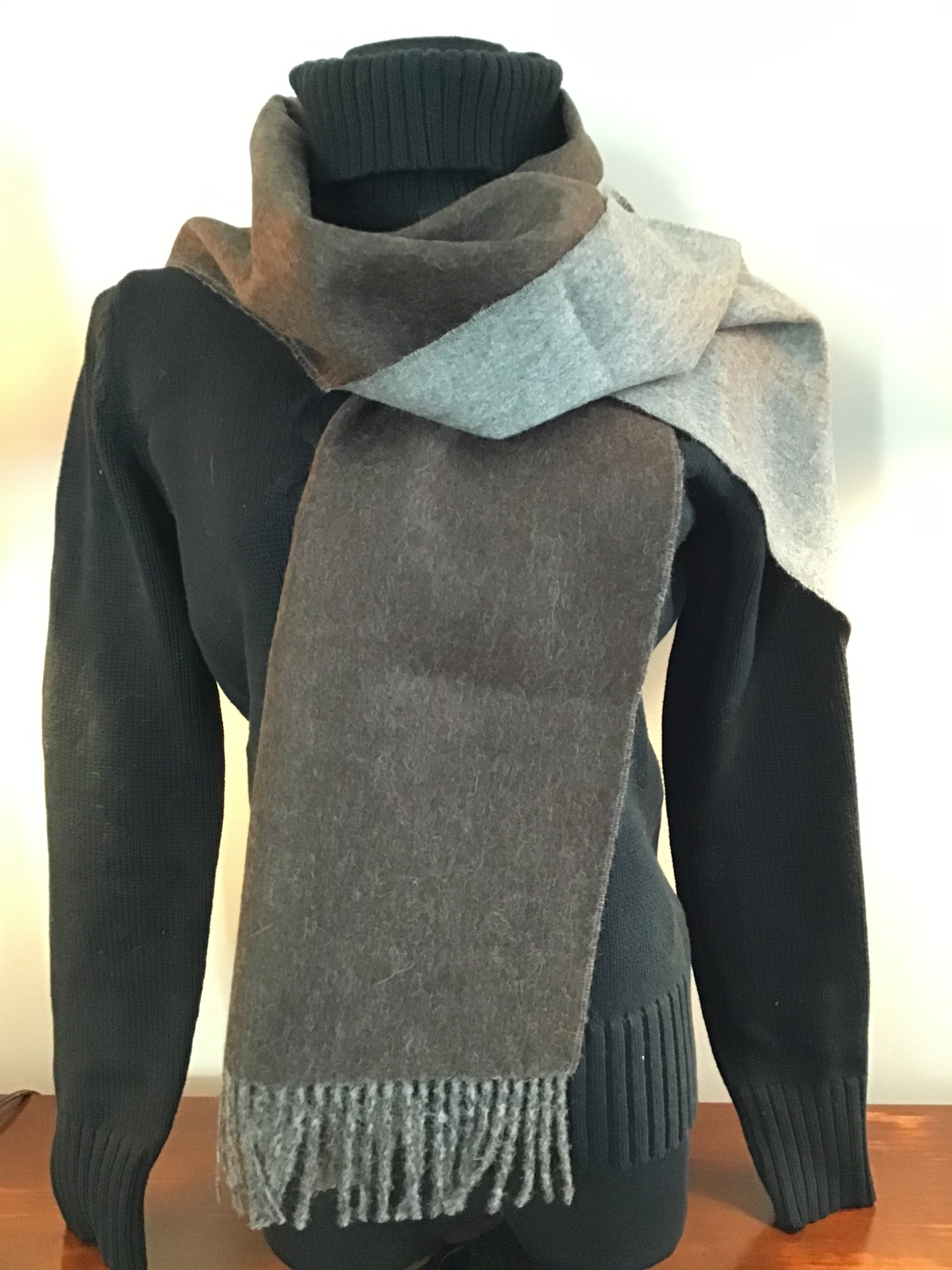 Cozy Chic Alpaca Scarf: Luxurious Double-Faced Warmth. Wrap Yourself in Pure Alpaca Delight!