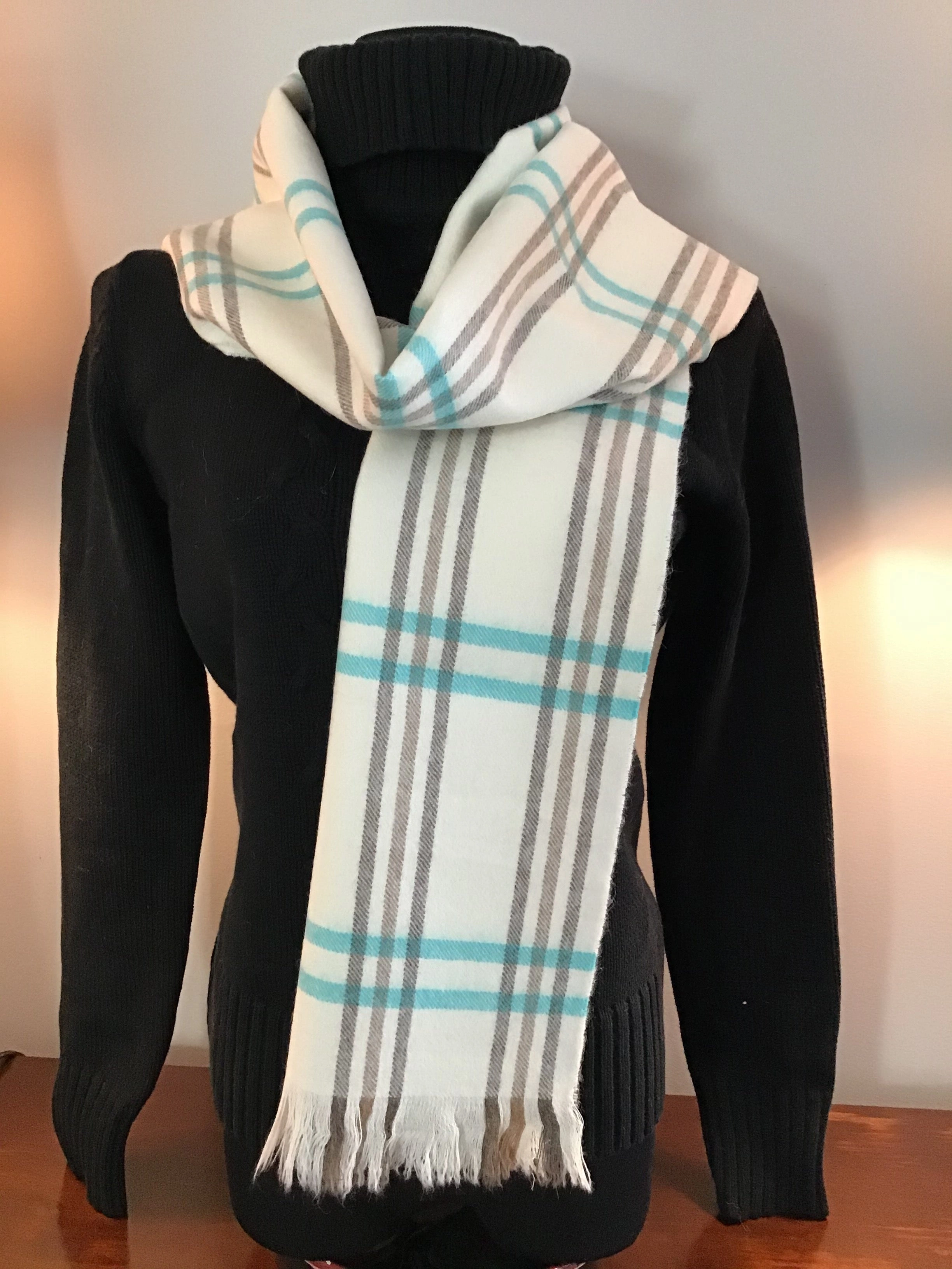 Cozy Chic: Luxurious Alpaca Scarf for Ultimate Softness & Style.